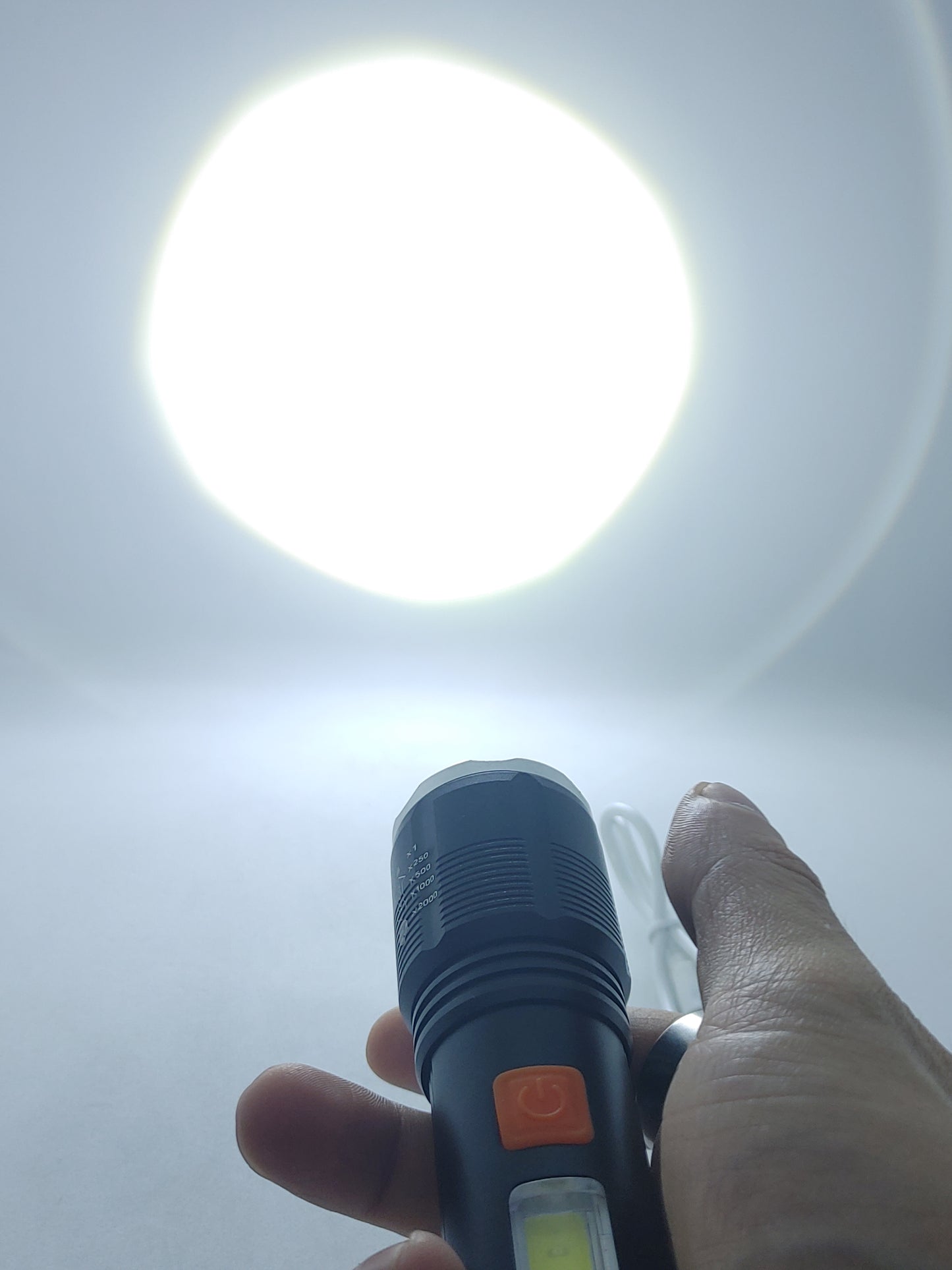Linterna recargable con zoom